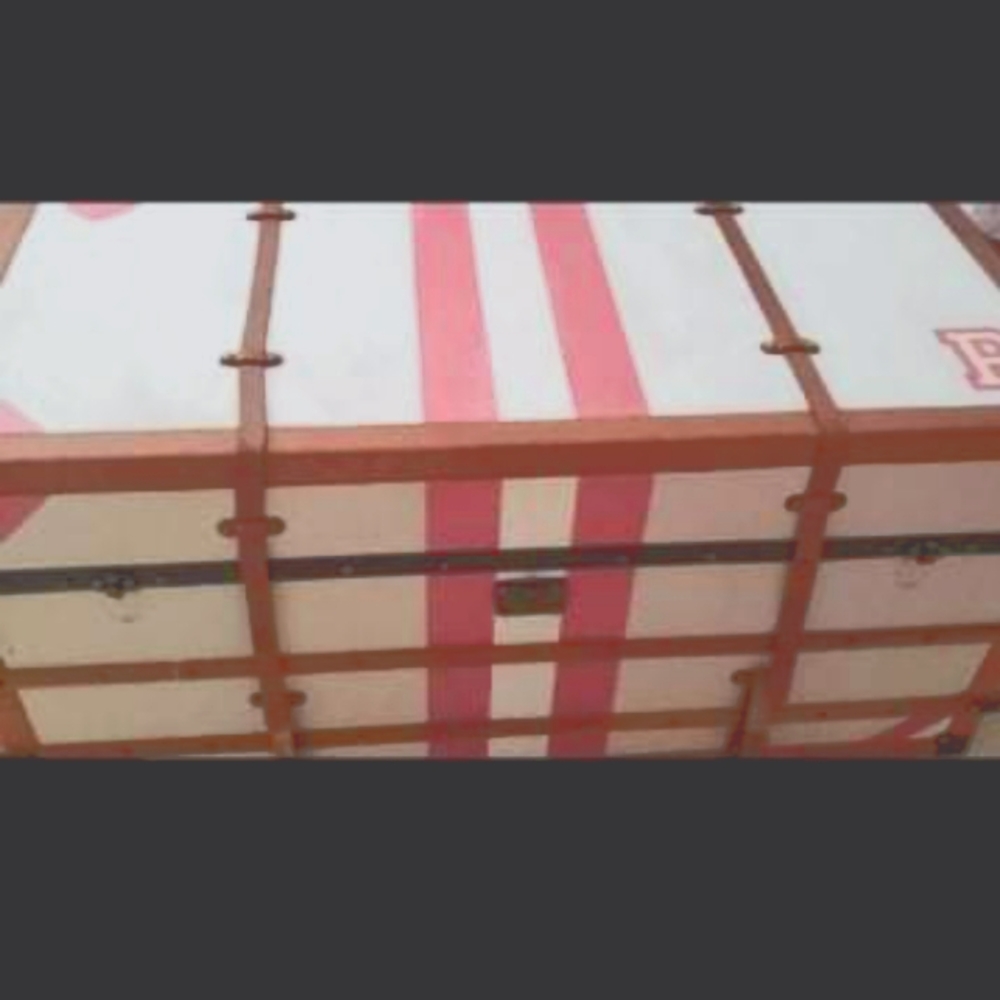 PINK VICTORIA'S SECRET LARGE DISPLAY TRUNK